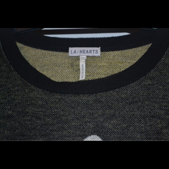 Black Crop Top with Daisies - Picture 3 of 5